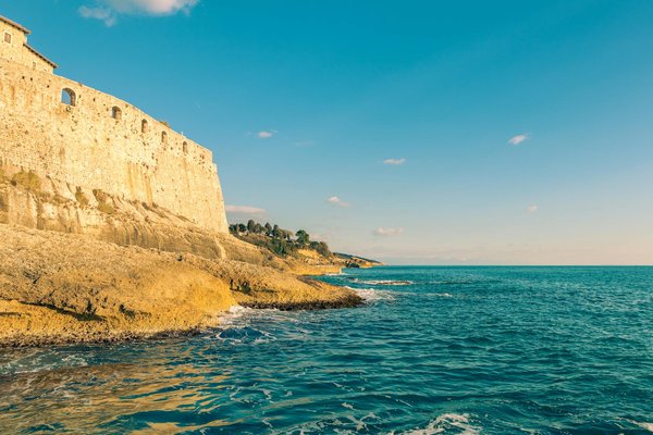 Discover the Magic of Edinburgh's Iconic Festivals Honoring Scottish Poetry and Poets.